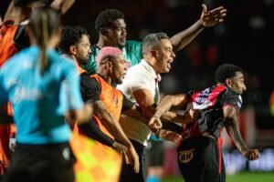 Jair Ventura durante a vitória por 4 a 0 sobre a Chapecoense no Barradão