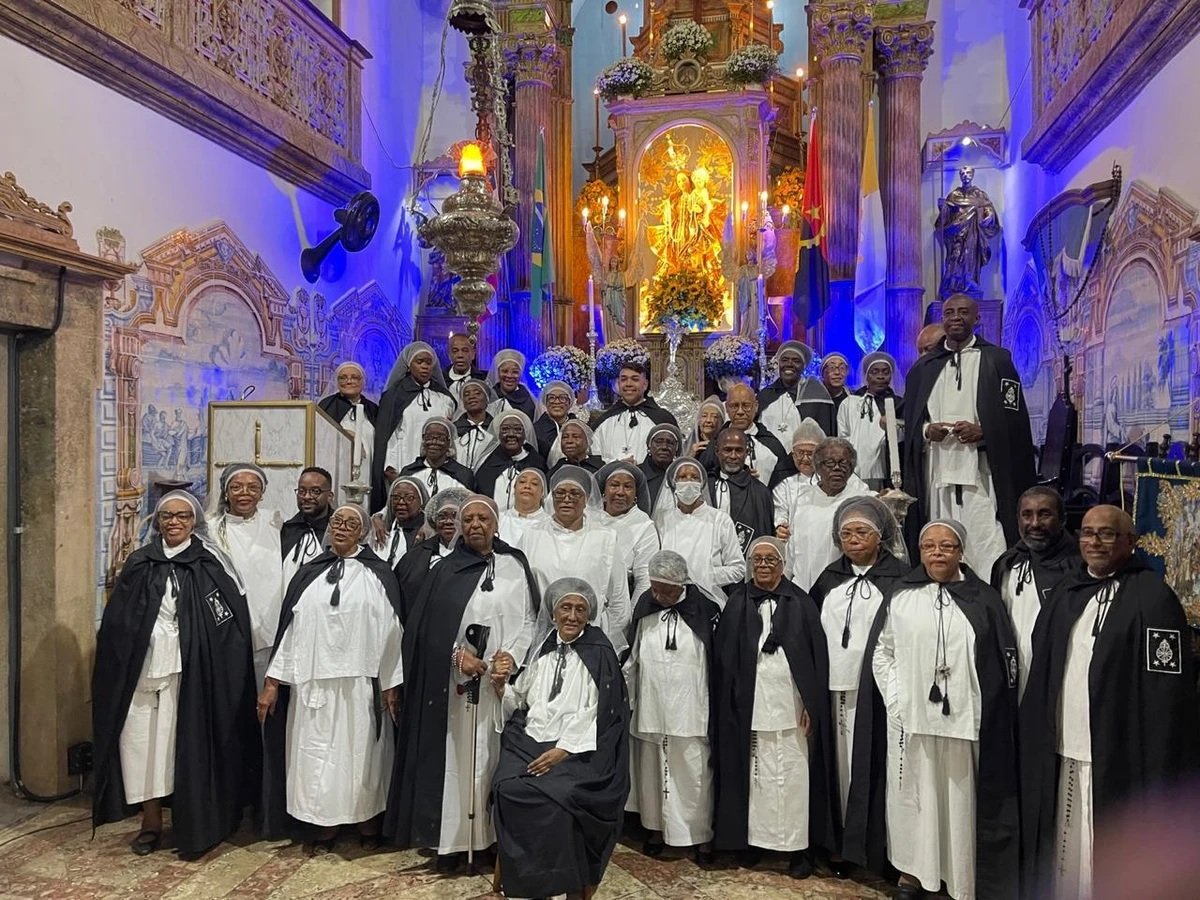 Integrantes da Irmandade dos Homens Pretos reunidos na Igreja do Rosário em Salvador
