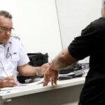 Oficial de saúde da Polícia Militar realiza atendimento