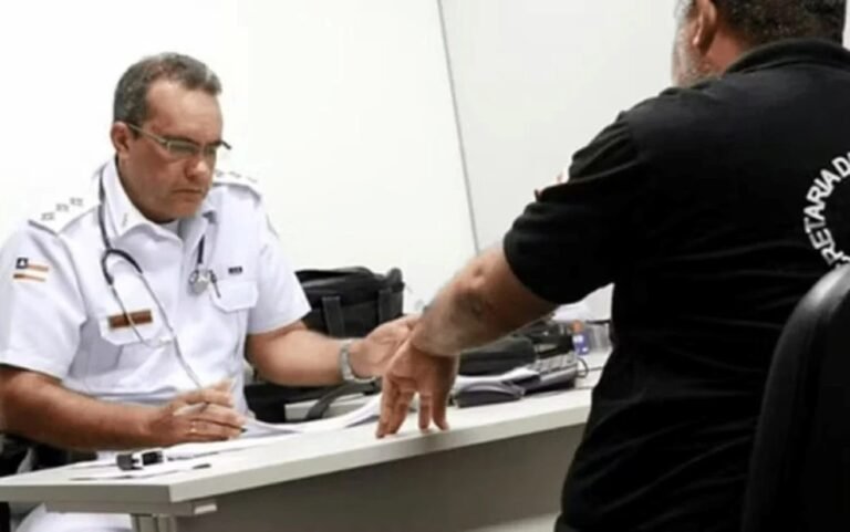 Oficial de saúde da Polícia Militar realiza atendimento