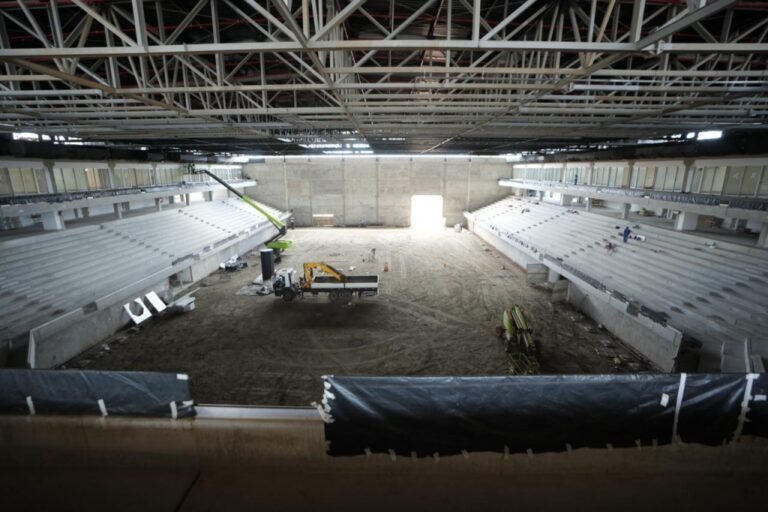 Interior da Arena Multiuso Antônio Balbino com obras em andamento na Boca do Rio