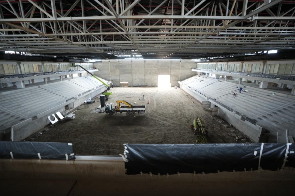 Interior da Arena Multiuso Antônio Balbino com obras em andamento na Boca do Rio