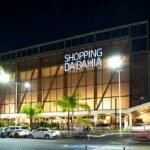 Fachada iluminada do Shopping da Bahia em Salvador