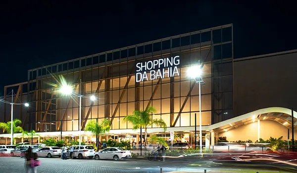 Fachada iluminada do Shopping da Bahia em Salvador