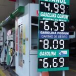 Painel de preços em posto de combustíveis no Brasil