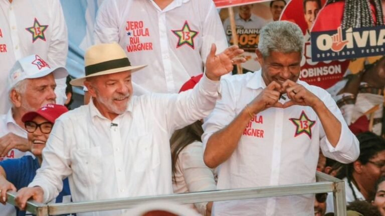 Lula, Jerônimo Rodrigues e Jaques Wagner em ato de campanha, em foto de arquivo