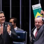 Lula, Davi Alcolumbre e Hugo Motta durante a promulgação da PEC que acaba com a escala 6x1