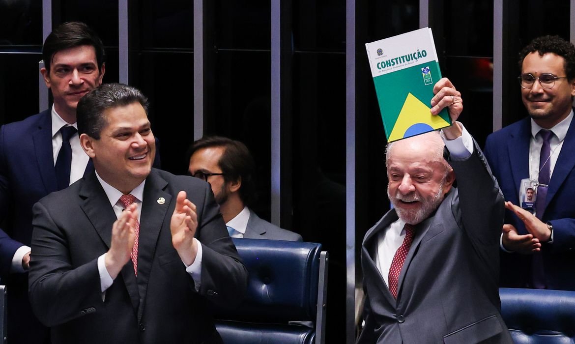 Lula, Davi Alcolumbre e Hugo Motta durante a promulgação da PEC que acaba com a escala 6x1