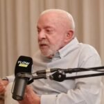 Lula conversa diante de microfone do Flow durante entrevista no Palácio da Alvorada.