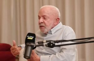 Lula conversa diante de microfone do Flow durante entrevista no Palácio da Alvorada.