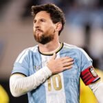 Lionel Messi com a mão no peito durante o hino na despedida pela seleção argentina