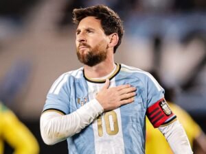 Lionel Messi com a mão no peito durante o hino na despedida pela seleção argentina