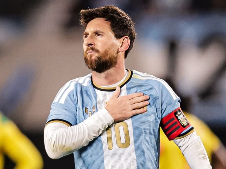 Lionel Messi com a mão no peito durante o hino na despedida pela seleção argentina
