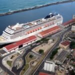 Navio de cruzeiro atracado em um porto brasileiro