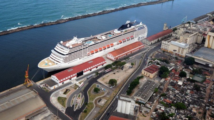 Navio de cruzeiro atracado em um porto brasileiro