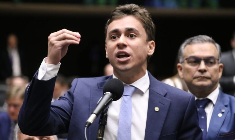 Pedro Rousseff pede à PGR a retenção do passaporte de Nikolas Ferreira, que reage em vídeo<span style='display:block;font-size:0.55em;font-weight:400;line-height:1.35;color:#555;margin-top:10px'>Deputado petista cita procedimento aberto contra o parlamentar do PL; Nikolas chama o pedido de "imbecil"</span>