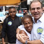 Eduardo Paes cumprimenta uma moradora durante agenda na Rocinha, no Rio de Janeiro.