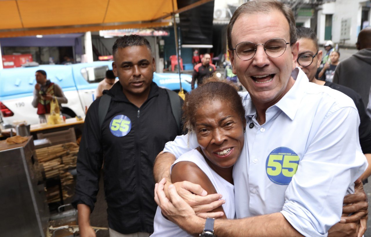 Eduardo Paes cumprimenta uma moradora durante agenda na Rocinha, no Rio de Janeiro.