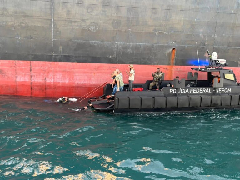 PF apreende cerca de 150 kg de cocaína em navio na Bahia<span style='display:block;font-size:0.55em;font-weight:400;line-height:1.35;color:#555;margin-top:10px'>Cerca de 150 kg de cocaína foram encontrados por mergulhadores em um navio na Baía de Todos-os-Santos. A apreensão ocorreu em 7 de outubro.</span>