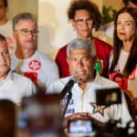 Governador Jerônimo Rodrigues fala à imprensa na Bahia.