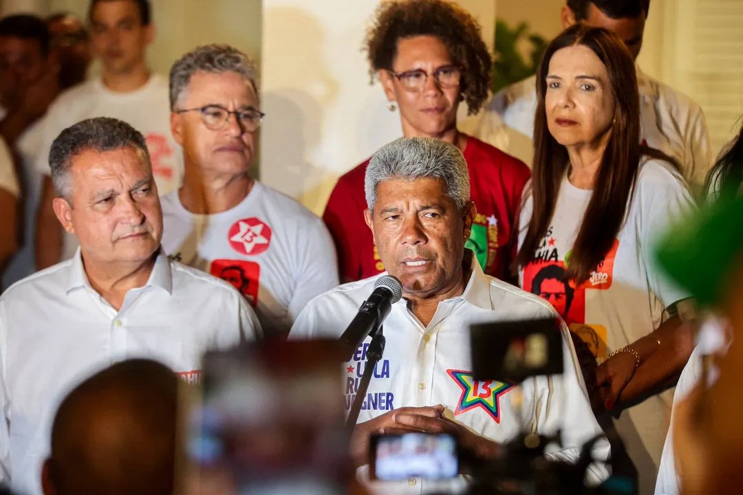 Governador Jerônimo Rodrigues fala à imprensa na Bahia.