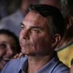 Senador Flávio Bolsonaro entre apoiadores em fotografia de arquivo de 4 de outubro de 2026.