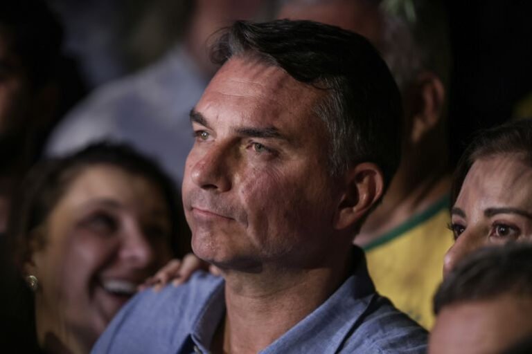 Senador Flávio Bolsonaro entre apoiadores em fotografia de arquivo de 4 de outubro de 2026.
