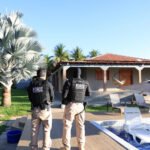 Agentes de segurança durante diligência da Operação Terra Justa em um imóvel na Bahia.