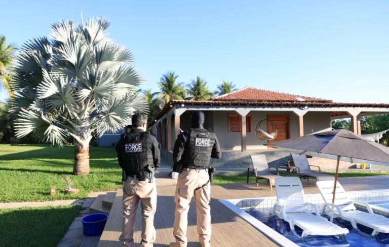 Agentes de segurança durante diligência da Operação Terra Justa em um imóvel na Bahia.