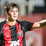 Atacante Diego Tarzia com a camisa rubro-negra do Vitória em campo.