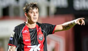 Atacante Diego Tarzia com a camisa rubro-negra do Vitória em campo.