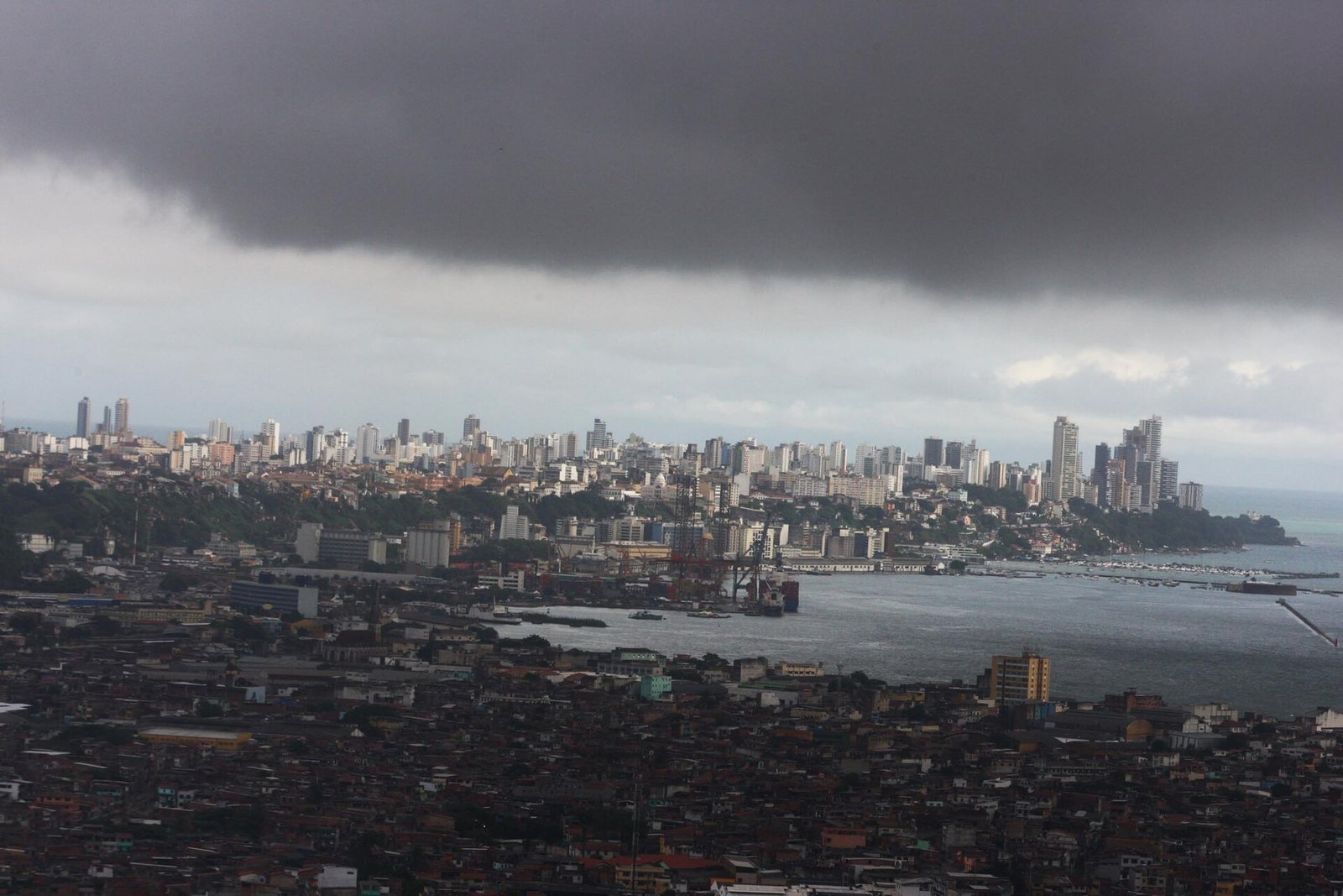 Nuvens carregadas sobre Salvador vistas do alto