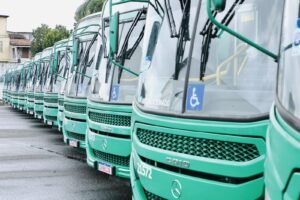 Ônibus verdes da frota do transporte coletivo de Salvador estacionados lado a lado