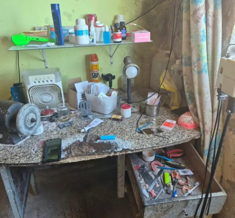 Instrumentos e materiais odontológicos encontrados durante busca e apreensão em Conceição do Coité.