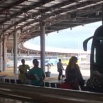 Passageiros e ônibus na plataforma de embarque do Novo Terminal Rodoviário de Salvador