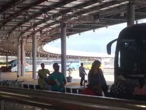 Passageiros e ônibus na plataforma de embarque do Novo Terminal Rodoviário de Salvador