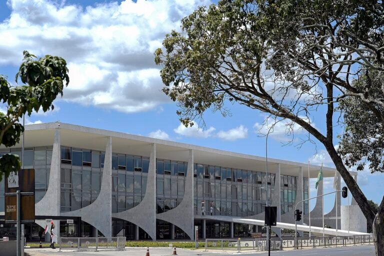 Lula e Flávio Bolsonaro trocam acusações em último debate antes do segundo turno