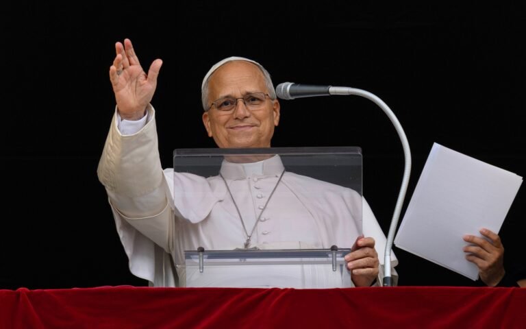 Papa Leão XIV reza Angelus no Vaticano após alta hospitalar<span style='display:block;font-size:0.55em;font-weight:400;line-height:1.35;color:#555;margin-top:10px'>Pontífice recebeu alta do Hospital Gemelli no sábado (17) e conduziu a oração neste domingo (18), após cirurgia no pulmão.</span>
