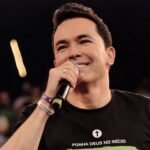 Pastor Lucinho segura microfone durante uma pregação