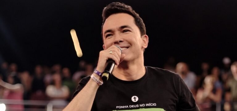 Pastor Lucinho segura microfone durante uma pregação