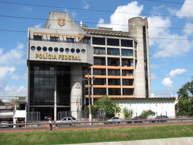 Fachada do prédio da Polícia Federal em Porto Alegre, com letreiro e brasão