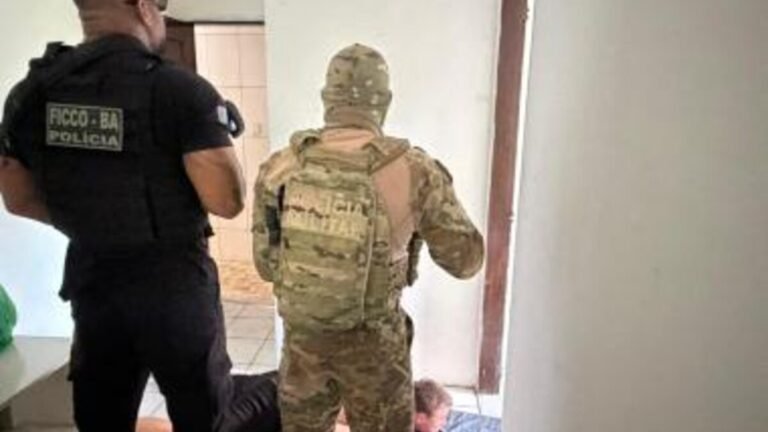Russo preso em Salvador: ex-militar condenado à prisão perpétua é capturado<span style='display:block;font-size:0.55em;font-weight:400;line-height:1.35;color:#555;margin-top:10px'>Homem tinha mandado do STF e foi localizado entre Cajazeiras e Águas Claras após alerta da Interpol; extradição deve ser iniciada.</span>