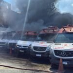 Bombeiro combate incêndio em ambulâncias desativadas do Samu no Pau Miúdo, em Salvador.