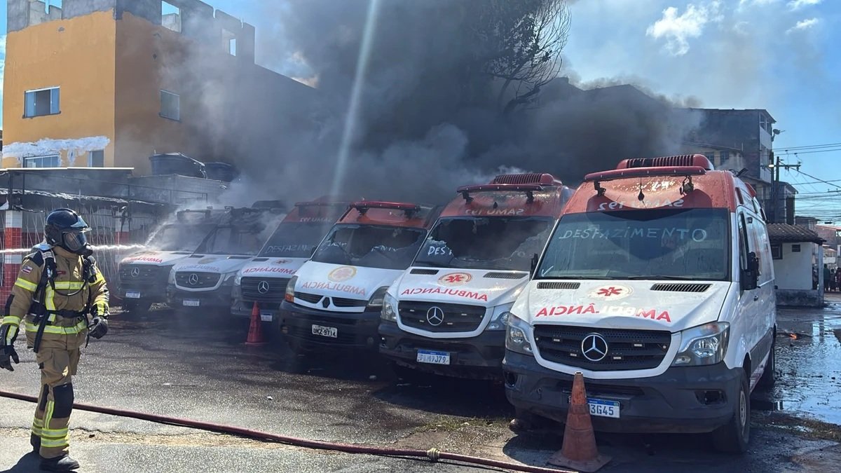 Bombeiro combate incêndio em ambulâncias desativadas do Samu no Pau Miúdo, em Salvador.
