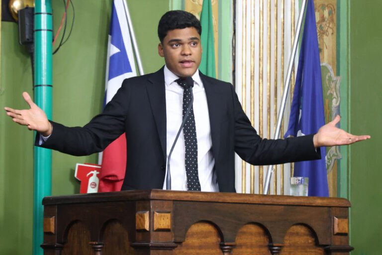 Sandro Filho, aos 21 anos, é o deputado federal mais jovem da história da Bahia<span style='display:block;font-size:0.55em;font-weight:400;line-height:1.35;color:#555;margin-top:10px'>Vereador de Salvador recebeu 167.394 votos e assumirá o mandato federal em fevereiro de 2027.</span>