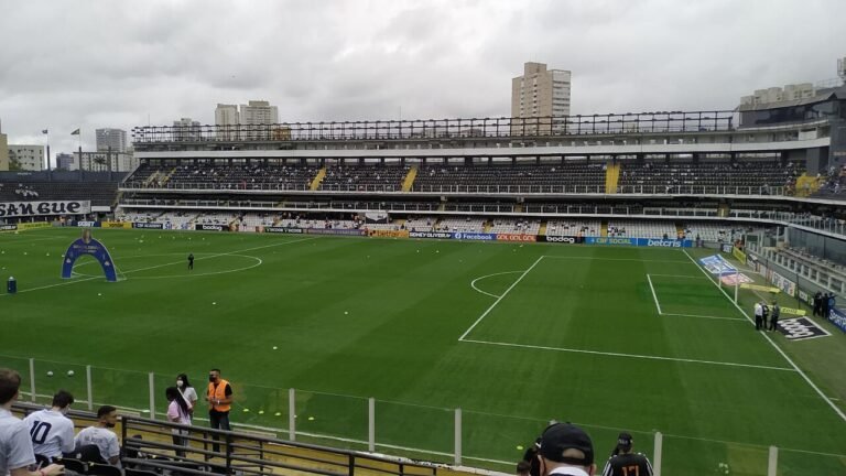 Santos x Bahia: Vila Belmiro terá casa cheia em jogo direto por vaga na Libertadores neste sábado (24)<span style='display:block;font-size:0.55em;font-weight:400;line-height:1.35;color:#555;margin-top:10px'>Ingressos esgotaram em menos de três horas; Bahia, 7º colocado, tem Román Gómez suspenso.</span>
