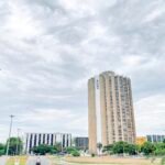 Fachada do edifício-sede da Caixa Econômica Federal em Brasília, sob céu nublado