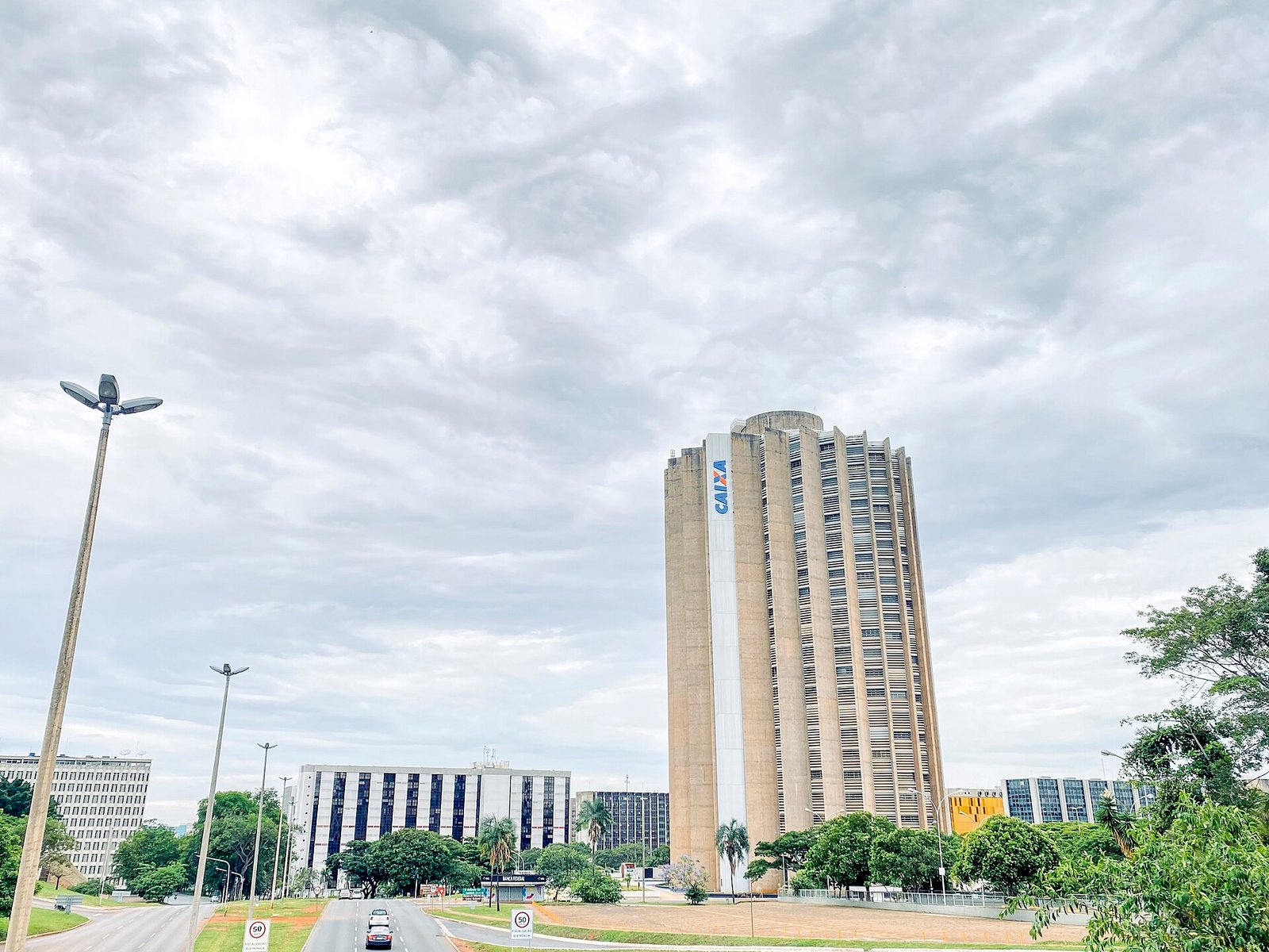 Fachada do edifício-sede da Caixa Econômica Federal em Brasília, sob céu nublado