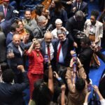 Senadores e assessores comemoram no Plenário do Senado a aprovação da PEC 221/2019, que acaba com a escala 6x1