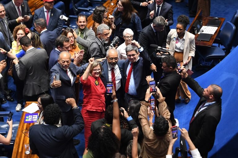 Senadores e assessores comemoram no Plenário do Senado a aprovação da PEC 221/2019, que acaba com a escala 6x1
